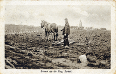 14543 Afbeelding van een boer met een paard en eg, bezig met het ploegen van een akker op de Eng te Soest.